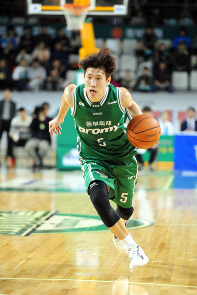 두경민(사진)과 허웅은 시련을 딛고 일어서 동부의 간판스타로 거듭났다. 이들의 성장은 새로운 스타를 갈망하던 남자프로농구에도 새 바람을 불어넣고 있다. 사진제공｜KBL