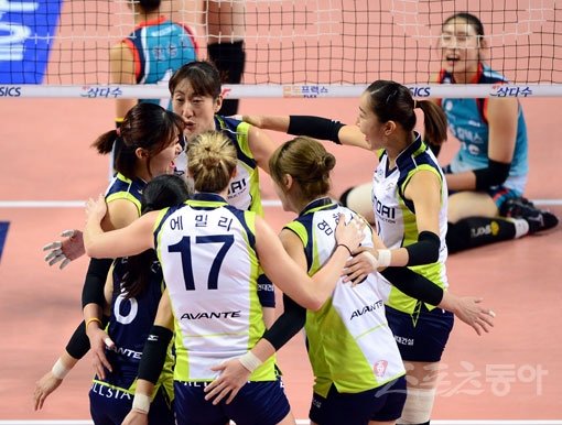 1위를 질주하고 있는 현대건설 선수들이 7일 장충체육관에서 벌어진 GS칼텍스와의 원정경기 도중 득점에 성공한 뒤 기뻐하고 있다. 장충｜김진환 기자 kwangshin00@donga.com