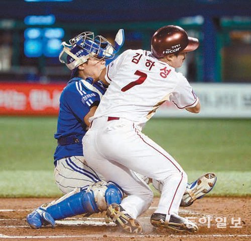 올해부터 프로야구에서는 이런 충돌 장면이 사라질 것으로 보인다. 한국야구위원회(KBO)는 선수 부상 방지 차원에서 홈플레이트 충돌을 금지하는 새 규칙을 마련했다. 김진환 스포츠동아 기자 kwangshin00@donga.com