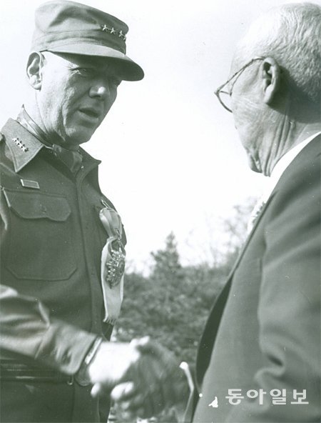 ‘대한민국 육군의 아버지’로 불리는 제임스 밴 플리트 미 8군사령관(왼쪽)이 6·25전쟁이 한창이던 1953년 1월 부산에 
임시로 마련된 경무대(청와대 옛 이름)에서 이승만 대통령에게 건국훈장을 받은 뒤 악수하고 있다. 밴 플리트 장군의 노력으로 
육군사관학교가 다시 세워지고 육군 20개 사단이 창설됐다.