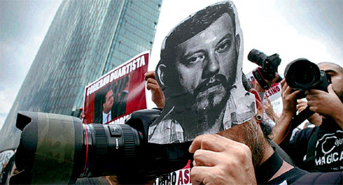 멕시코 수도 멕시코시티에서 유명 사진기자 루벤 에스피노사가 마약 카르텔에 의해 암살되자 지난해 8월 동료 사진기자들이 고인의 사진을 들고 항의 시위를 벌이고 있다. 도심 한가운데서 일어난 잔인한 언론인 암살에 전국적으로 규탄 시위가 이어졌다. 가디언 캡쳐