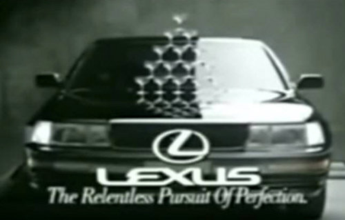 1989년 미국에서 데뷔한 렉서스는 정숙함과 편안함을 내세웠다. 당시 ‘LS400’ 광고는 차가 속력을 높여도 보닛 위에 쌓인 술잔이 흔들리지 않는다는 내용을 담아 화제가 됐다. 렉서스 광고 화면 캡처