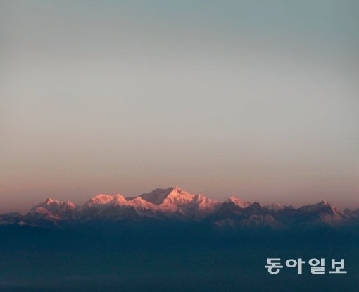 인도 다르질링 타이거힐에서 바라본 칸첸중가 산(8598m)의 새벽 자태. 칸첸중가 산은 에베레스트 산, K2 봉에 이어 세계에서 세 번째로 높은 봉우리다. 동아일보