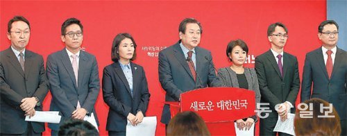 새누리 “젊은 전문가들 모셨습니다”



새누리당 김무성 대표(왼쪽에서 네 번째)가 10일 여의도 당사에서 20대 총선에 나설 ‘젊은 전문가 그룹’ 영입 발표를 하고 있다. 왼쪽부터 박상헌 공간과미디어연구소장, 김태현 변호사, 전희경 자유경제원 사무총장, 김 대표, 배승희 변환봉 최진녕 변호사. 전영한 기자 scoopjyh@donga.com