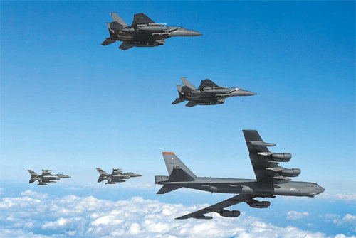 F-15K 전투기와 함께



미국의 B-52 전략폭격기(오른쪽 선두)가 10일 낮 12시경 한국 공군 F-15K 전투기 2대(윗줄)와 주한 미 공군 F-16 전투기 2대의 호위를 받으며 한반도 상공을 저공비행하고 있다. B-52는 2500km 떨어진 거리에서도 북한 지휘부 시설을 타격할 수 있고 최고 시속 960km를 낼 수 있다. 최대 31t의 폭탄을 적재할 수 있고 24Mt급 수소폭탄 4발, 공대지 핵 순항미사일 등을 탑재할 수 있어 북한이 두려워하는 전략무기다. 공군 제공