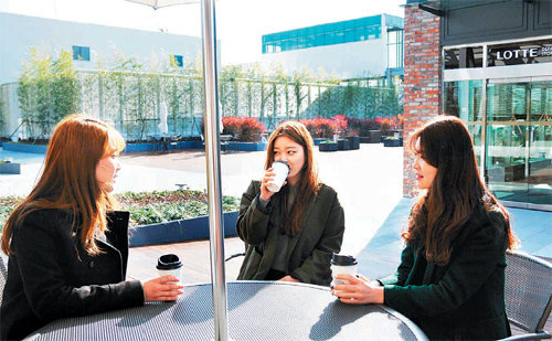 도심 속 쉼터 11일 롯데백화점 대구점 11층 옥상 정원에서 고객들이 커피를 마시며 이야기를 나누고 있다. 롯데백화점 대구점 제공