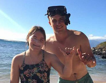 미국프로골프투어 현대 토너먼트 오브 챔피언스를 앞두고 하와이 바닷가에서 자폐아인 여동생 엘리(왼쪽)와 물놀이를 즐기고 있는 조던 스피스. 스피스 인스터그램