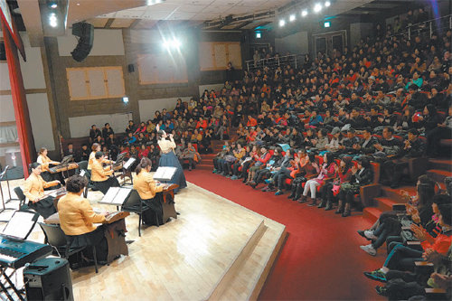 전국 유일의 군립 국악단인 충북 영동 난계국악단은 2013년부터 매주 토요일 정통 국악과 퓨전국악이 어우러진 공연을 무료로 하고 있다. 영동군 제공