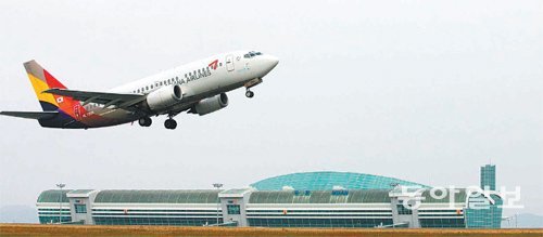 개항 10년째를 맞은 무안국제공항이 국내외 노선과 이용객이 늘면서 올해 40만 명을 넘어설 것으로 보인다. 동아일보DB