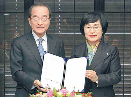 12일 서울 중구 소공로 롯데빌딩에서 이인원 롯데그룹 부회장(왼쪽)과 권선주 기업은행장이 롯데 상생펀드 규모 확대 업무협약을 맺고 있다. 롯데그룹 제공