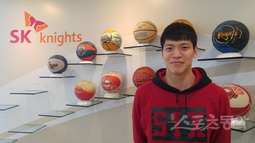 SK 김선형은 최근 세 시즌 연속 올스타 최우수선수(MVP)에 선정된 ‘올스타의 사나이’다. 올 시즌 초반 시련을 겪은 그에게 팬들의 사랑은 그를 일으켜 세우는 큰 원동력이 됐다. 김선형은 “마지막 올스타가 되는 순간까지 팬들을 위해 뛸 것”이라고 밝혔다. 용인｜정지욱 기자 stop@donga.com