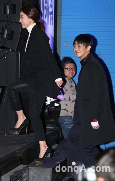 배우 이미연(왼쪽)과 유아인이 12일 오전 서울 강남구 압구정 CGV에서 열린 영화 ‘좋아해줘’ 제작보고회에 참석하고 있다. 동아닷컴 국경원 기자 onecut@donga.com