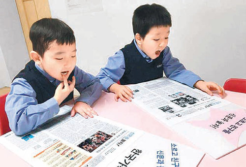 유아교육기관 소르고에서 어린이들이 동아일보 NIE 지면을 활용한 교육을 받고 있다.