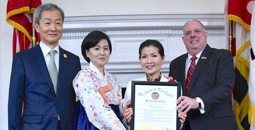 11일(현지 시간) ‘미주 한인의 날’(1월 13일) 선포 기념식에서 안호영 주미대사, 이선화 씨(대사 부인), 유미 호건 씨(주지사 부인), 래리 호건 주지사(왼쪽부터)가 기념촬영을 하고 있다. 메릴랜드 주지사실 제공