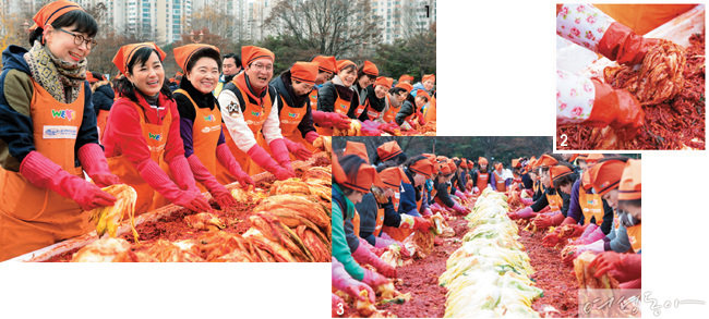 1 장길자 회장(왼쪽에서 세 번째)과 배우 최예진, 가수 윤태규 · 이승훈 등 참가자들이 정성껏 김장을 담그고 있다. 2 위러브유 충북 옥천 회원들이 직접 장만해온 신선한 배추와 김칫소. 3 눈발이 날리는 추운 날씨에도 불구하고 3백여 명의 봉사자들 입가에선 미소가 떠나지 않았다.