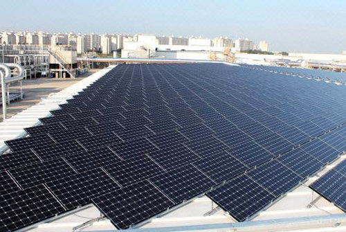 LG전자는 차세대 성장동력으로 태양광 사업을 육성하고 있다. LG전자의 태양광 기술로 만든 LG화학 충북 오창공장 지붕형 태양광 발전소. LG전자 제공