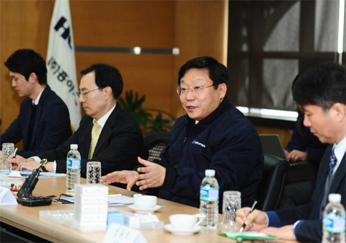 13일 주형환 산업통상자원부 장관(오른쪽에서 두 번째)이 경기 부천시 흥아기연을 방문해 수출을 독려하고 애로사항을 듣고 있다. 산업통상자원부 제공