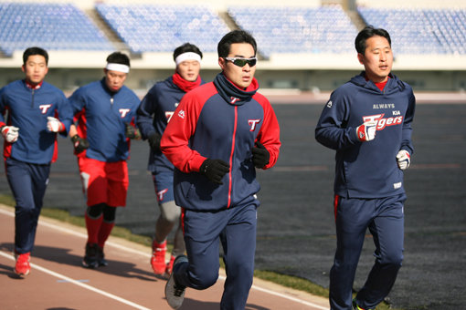 KIA 선수단이 김기태 감독 리더십의 상징과도 같은 체력 테스트에서 전원 통과라는 성과를 냈다. 윤석민(오른쪽 끝) 등 주축 선수들이 4km 장거리달리기를 하고 있다. 사진제공｜KIA 타이거즈