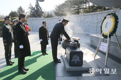 순국선열의 넋 가슴에 새기며 박상진 지방소방위(오른쪽)를 포함한 제5회 영예로운 제복상 수상자들이 13일 서울 동작구 현충로 국립서울현충원에서 순국선열과 호국영령의 넋을 기리며 분향하고 있다. 홍진환 기자 jean@donga.com