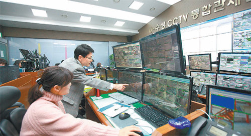 14일 대구 수성구 CCTV 통합관제센터 직원들이 모니터를 통해 담당 구역을 살펴보고 있다. 대구 수성구 제공