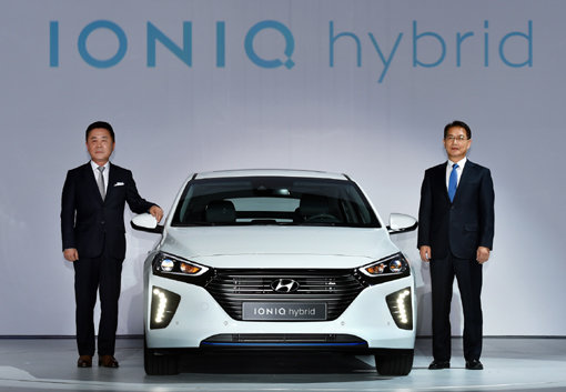 현대자동차가 14일 서울 중구 동대문 디자인 플라자에서 ‘아이오닉’ 공식 출시 행사를 열고 본격적인 판매에 돌입했다. 현대차 국내영업본부 곽진 부사장(왼쪽)과 현대·기아차 연구개발본부장 권문식 부회장이 아이오닉과 함께 기념 촬영을 하고 있다. 사진제공｜현대자동차