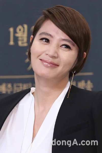 배우 김혜수가 14일 오후 서울 영등포구 타임스퀘어에서 열린 tvN 새 금토드라마 ‘시그널’ 제작발표회에 참석하고 있다. 동아닷컴 국경원 기자 onecut@donga.com