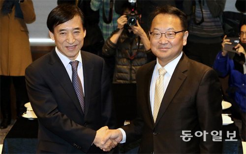 유일호 신임 경제부총리(오른쪽)가 15일 서울 중구 은행회관에서 이주열 한국은행 총재를 만나 악수하고 있다. 이날 두 사람은 오찬을 겸해 1시간가량 최근 경제 상황에 대해 논의했다. 김재명 기자 base@donga.com
