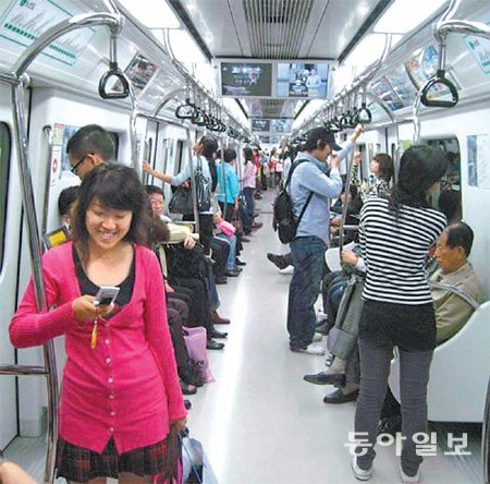대전도시철도의 내부 모습. 도시철도는 지난 10년간 지구 400바퀴 거리를 숨가쁘게 달려왔다. 동아일보DB