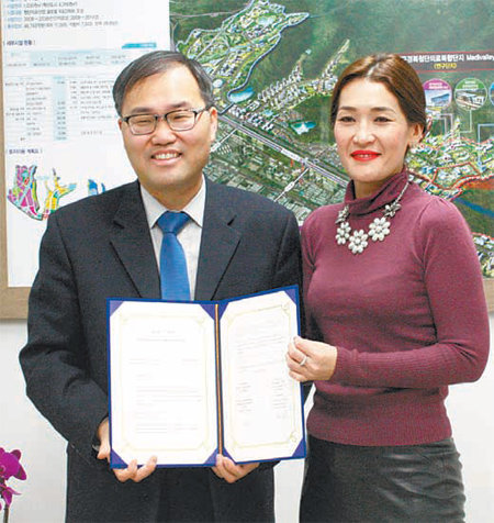 홍석준 대구시 미래산업추진본부장(왼쪽)과 사드바카소바 굴미라 카자흐스탄 누르아이 여행사 대표가 12일 시청에서 의료 관광객 유치를 위한 협약을 체결하고 있다. 대구시 제공