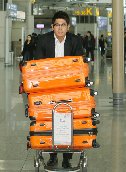 한화 투수 이태양이 일본 고치에서 진행되는 전지훈련에 참가하기 위해 15일 인천국제공항을 통해 출국하고 있다. 사진제공｜스포츠코리아