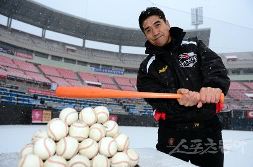 kt 조범현 감독이 함박눈이 펑펑 쏟아지던 13일 수원 kt위즈파크에서 수북이 쌓인 공을 향해 스윙하며 새 시즌 새로운 도전을 다짐하고 있다. 스포츠동아DB