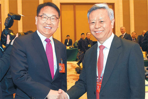 “AIIB 한국역할 확대”



유일호 경제부총리 겸 기획재정부 장관(왼쪽)이 16일 중국 베이징에서 열린 아시아인프라투자은행(AIIB) 창립총회에서 진리췬 AIIB 초대 총재와 악수하고 있다.

기획재정부 제공