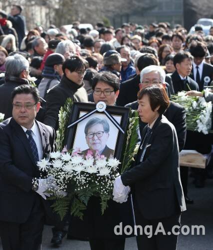 15일 별세한 고 신영복 전 성공회대 석좌교수의 영결식이 18일 서울 구로구 성공회대에서 학교장으로 엄수되고 있다. 신원건 기자