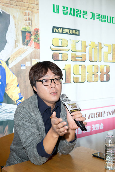 케이블채널 사상 최고의 시청률 기록을 세우며, 지상파 채널까지 위협한 ‘응답하라’ 시리즈의 연출자 신원호 PD. 그는 “쉬고 싶다”는 한 마디를 남겼다. 사진제공｜tvN