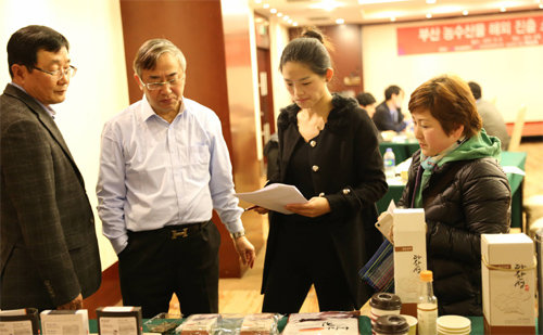 지난해 12월 중국 상하이에서 진행된 ‘부산 농수산물 해외 진출 상담회’에서 농수산물 업체 관계자(오른쪽에서 두번째)가 중국 바이어와 수출 상담을 진행하고 있다. 부산창조경제혁신센터 제공