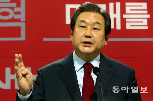 새누리당 김무성 대표가 18일 국회에서 신년 기자회견을 열고 4월 총선과 관련해 상향식 공천을 관철하겠다는 원칙을 거듭 강조하고 있다. 원대연 기자 yeon72@donga.com