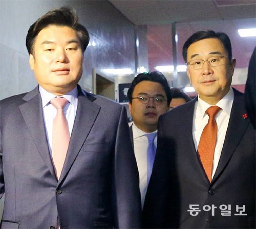 與만 의장실로 18일 원유철 원내대표(왼쪽)와 김정훈 정책위의장(오른쪽) 등 새누리당 지도부가 ‘여야 3+3회동’을 위해 국회의장실로 향하고 있다. 그러나 더불어민주당은 회동에 불참했다. 원대연 기자 yeon72@donga.com