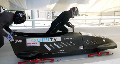 자메이카 봅슬레이 대표팀이 15일 일본 나가노 시의 봅슬레이 경기장에서 시행 주행을 하고 있다. 사진 출처 시타마치 봅슬레이 홈페이지