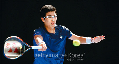 정현이 18일 호주 멜버른에서 열린 2016 호주오픈 1라운드에서 노바크 조코비치의 서브를 받아치고 있다. 정현이 이날 조코비치의 서브를 받은 뒤 득점한 비율은 22%에 머물렀다. 남자프로테니스(ATP) 대회에서 한국 선수가 세계 랭킹 1위와 맞붙은 것은 2007년 4월 이형택이 마스터스 몬테카를로 대회 16강에서 로저 페더러와 격돌한 이후 약 9년 만이다. 멜버른=Getty Images 멀티비츠