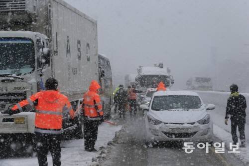 19일 전북 정읍 호남고속도로에서 발생한 연쇄추돌사고 현장에서 경찰, 소방관, 도로공사 직원들이 수습작업을 하고 있다. 박영철 기자 skyblue@donga.com