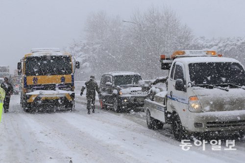 19일 전북 정읍 호남고속도로에서 발생한 연쇄추돌사고 현장에서 경찰, 소방관, 도로공사 직원들이 수습작업을 하고 있다. 박영철 기자 skyblue@donga.com