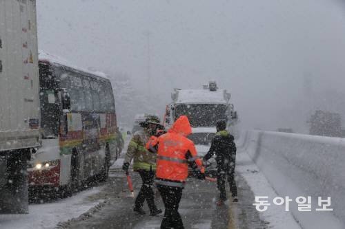 19일 전북 정읍 호남고속도로에서 발생한 연쇄추돌사고 현장에서 경찰, 소방관, 도로공사 직원들이 수습작업을 하고 있다. 박영철 기자 skyblue@donga.com