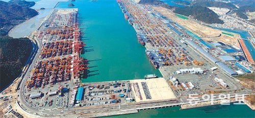부산지역 경제를 이끌고 있는 부산항 신항 전경. 동아일보DB