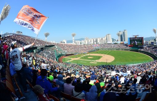 롯데가 2016시즌 사직구장 티켓 가격을 동결하고, 야구장 시설보수에 31억원을 직접 투자하는 등 팬들을 위한 진정성 있는 행보를 보이고 있다. 만원 관중이 들어찬 사직구장의 전경. 스포츠동아DB