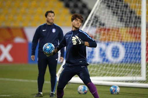 올림픽축구대표팀의 주전 골키퍼 김동준(오른쪽)이 빼어난 활약을 펼치면서 그의 소속팀 성남FC도 흐뭇한 미소를 짓고 있다. 사진제공｜대한축구협회