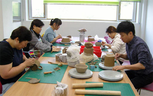 부산 두송생활문화센터 도예반 수업에서 컵과 그릇 등을 만들고 있는 지역 주민들. 예술경영지원센터 제공