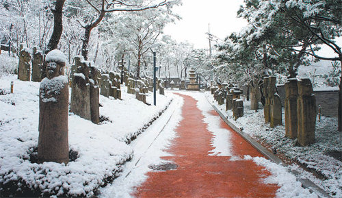 서울 성북구 우리옛돌박물관 야외전시실의 설경. 돌로 된 문화재의 아름다움을 제대로 느낄 수 있는 공간이다. 우리옛돌박물관 제공