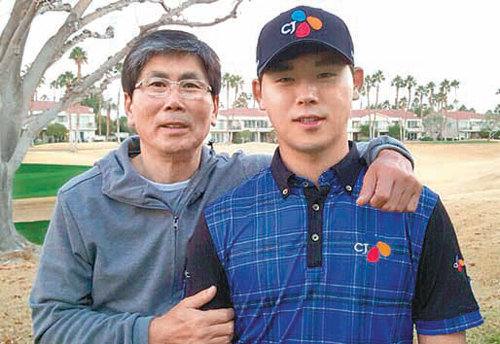 한국 남자골프의 기대주 김시우(오른쪽)가 19일 미국 캘리포니아 주에 도착해 미국프로골프(PGA)투어 커리어빌더 챌린지를 대비한 훈련에 돌입했다. 김시우는 아버지 김두려 씨(왼쪽)의 권유로 7세 때 골프를 시작했다. CJ 제공