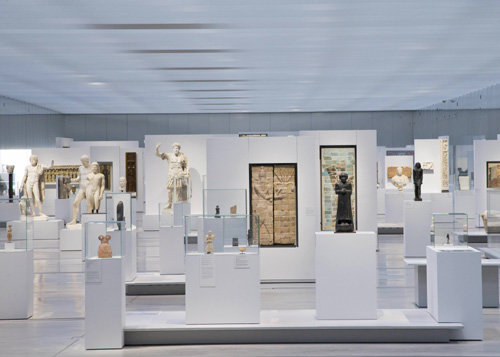 프랑스 랑스에 들어선 루브르 분관은 투명성과 개방성을 콘셉트로 하는 전시공간에 고대부터 19세기까지의 작품들을 전시하고 있다. 매년 70만 명이 찾는다. 랑스=정기범 씨 제공