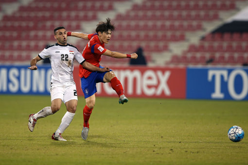 한국 이창민(오른쪽)이 20일(한국시간) 카타르 도하 그랜드 하마드 스타디움에서 열린 2016 AFC U-23 챔피언십 조별리그 C조 3차전 도중 이라크 수비수를 따돌리고 왼발 슛을 하고 있다. 사진제공｜대한축구협회